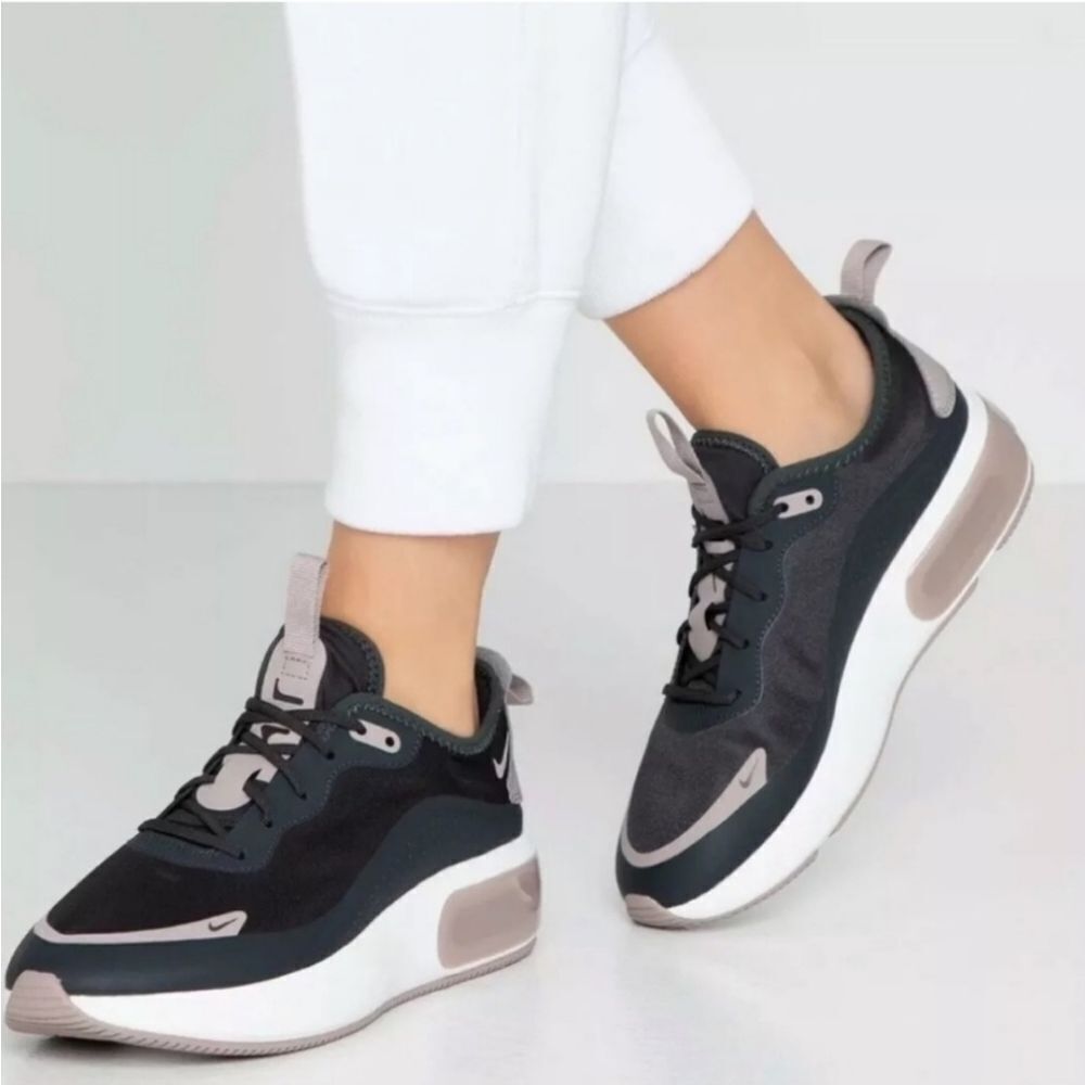 Nike Women's Black and Gray Sneakers